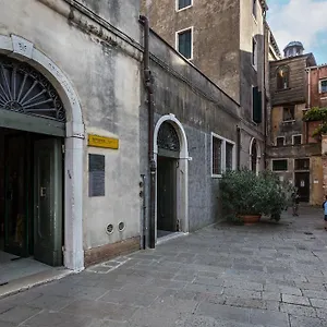  Apartment Palazzina Canal Italy